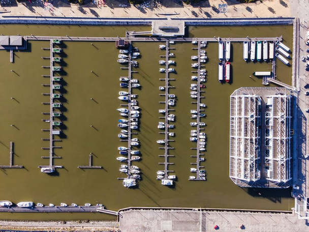 Vista aérea de un pequeño muelle con lanchas rápidas y barcos de vela en el puerto de Marina en el centro de Lisboa, Oriente, Lisbbon, Portugal. - Foto, Imagen