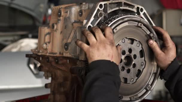 Auto Car Mechanic instaló Flywheel en el taller de reparación en las imágenes del motor del coche. - Metraje, vídeo