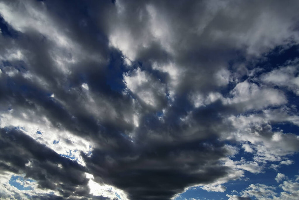 alarmující oblačná obloha za jasného slunečného počasí - Fotografie, Obrázek