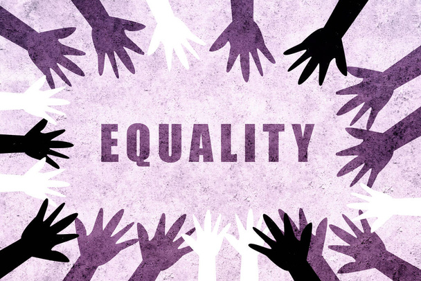 Manos unidas en el Día Internacional de la Mujer pidiendo la igualdad. Diseño feminista para el texto del día de la mujer para pedir igualdad de género. - Foto, Imagen