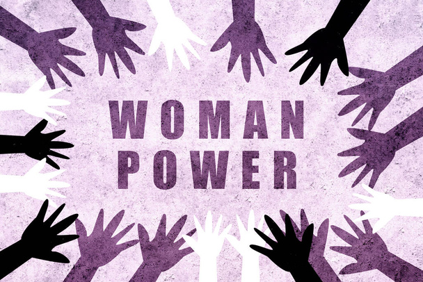 Γυναικεία δύναμη. Πολυπολιτισμικός σχεδιασμός με χέρια διαφορετικών χρωμάτων και πολιτισμών του κόσμου ενωμένα την Παγκόσμια Ημέρα της Γυναίκας ζητώντας ισότητα. Φεμινιστικό σχέδιο για την ημέρα της γυναίκας. - Φωτογραφία, εικόνα