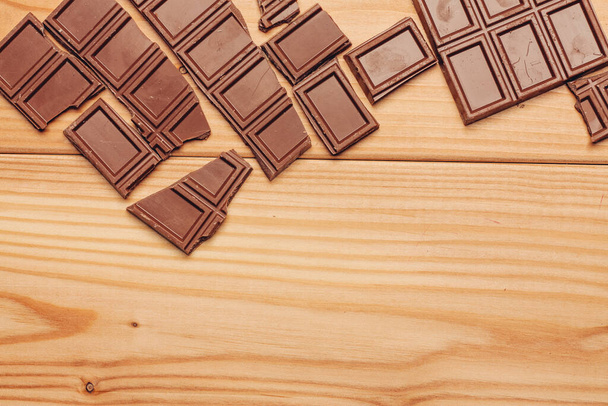 törött tábla csokoládé fa háttér textúra édességek - Fotó, kép