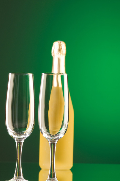 Champagne tegen kleur achtergrond met kleurovergang - Foto, afbeelding