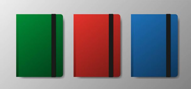 Realistický prázdný zelený, červený a modrý copybook šablony s elastickým proužkem a záložkou na šedém gradientu pozadí. Vektor sešitu - Vektor, obrázek