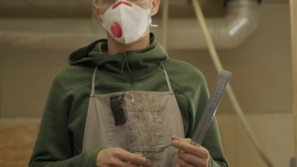 "Προσωπογραφία του ξυλουργού με αναπνευστήρα και γυαλιά στο εργαστήριο - Πλάνα, βίντεο