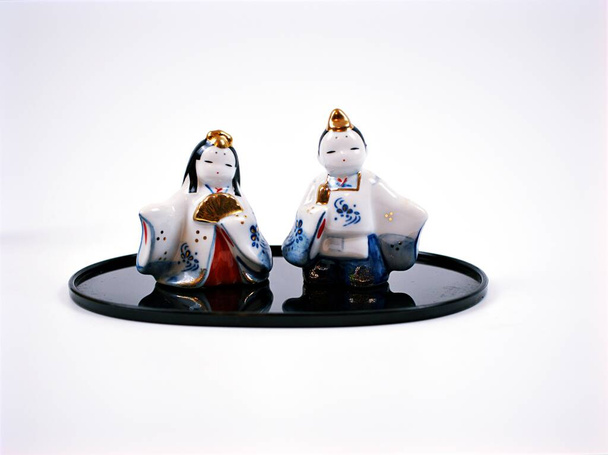 Poupée Japonaise en céramique souvernir isolé sur fond blanc - Photo, image