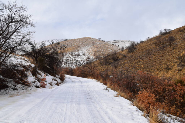 Havas túraútvonal kilátás nyílik Lake Mountains Peak via Israel Canyon road towards Radio Towers in winter, Utah Lake, Wasatch Front Rocky Mountains, Provo, Amerikai Egyesült Államok. - Fotó, kép