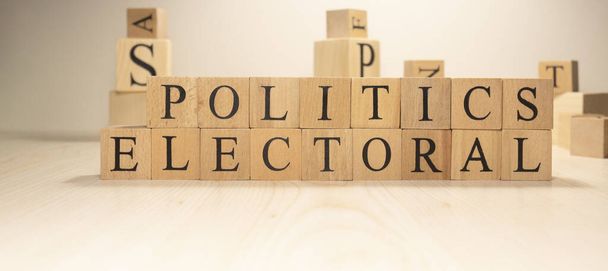 Wahlpolitik aus Holzwürfeln. Wirtschaft Staatsregierung. Hintergrund aus Holzbuchstaben. - Foto, Bild