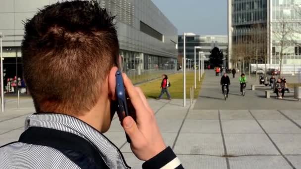 Man phone on the street - Video, Çekim