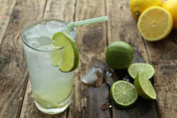 Bebida fria com limão fresco e gelo
 - Foto, Imagem