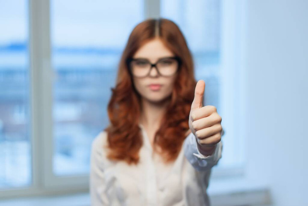 Женщина-менеджер в офисе показывает большой палец вверх Профессионал - Фото, изображение