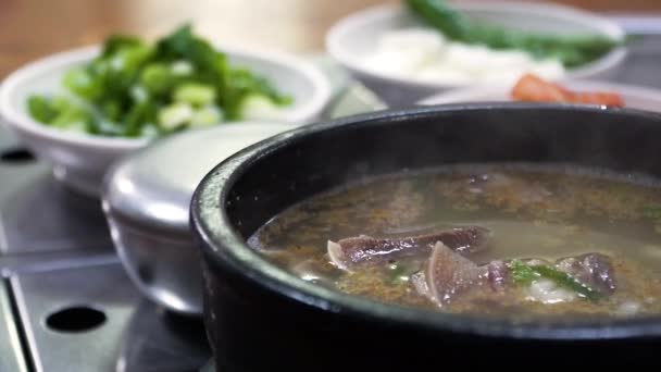 Someori (κεφάλι αγελάδας) gukbab είναι Korea παραδοσιακό γεύμα σούπα βοείου κρέατος με ρύζι ατμού - Πλάνα, βίντεο