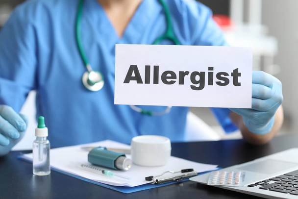 Allergologe am Tisch in der Klinik, Nahaufnahme - Foto, Bild