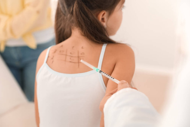 Kleines Mädchen unterzieht sich Allergen-Hauttest in Klinik - Foto, Bild