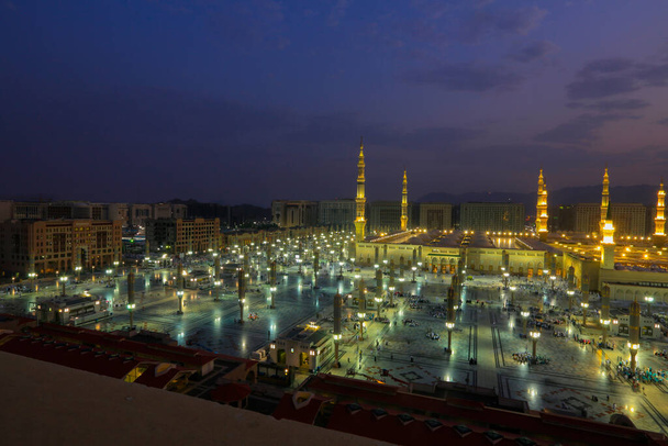 Suudi Arabistan 'daki peygamber camii, Medine. Dünyanın en büyük camilerinden birisidir. Mekke 'den sonra, İslam' ın en kutsal ikinci camii. Suudi Arabistan, Medine. - Fotoğraf, Görsel