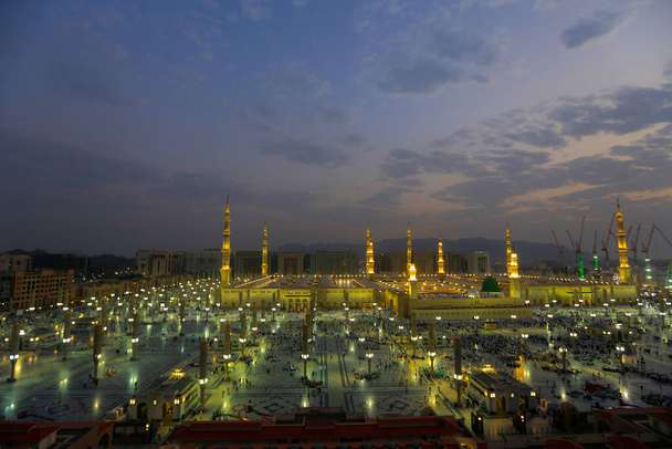 Moskeija profeetta Saudi-Arabiassa, Medina. Se on yksi suurimmista moskeijoista maailmassa. Mekan jälkeen se on islamin toiseksi pyhin moskeija. Saudi-Arabia, Medina. - Valokuva, kuva