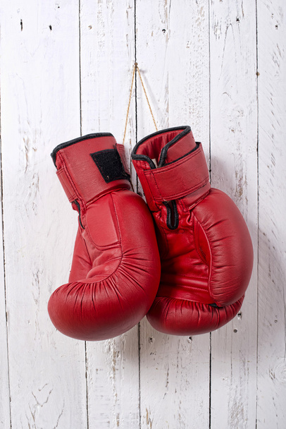 Красные боксерские перчатки
  - Фото, изображение