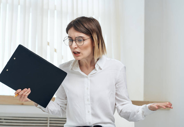 Bizneswoman z folderem dokumentów w rękach stres emocje drażliwość - Zdjęcie, obraz