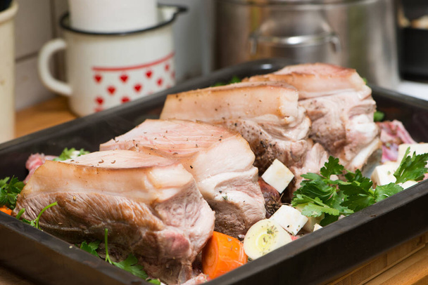 Rôti de porc d'épaule franconien dans une casserole - Photo, image