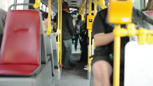 Ihmiset matkustavat bussilla - aika raukeaa
 - Materiaali, video