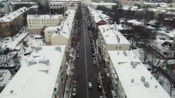 het verkeer van auto 's door de straten van de stad. luchtfoto 's - Video