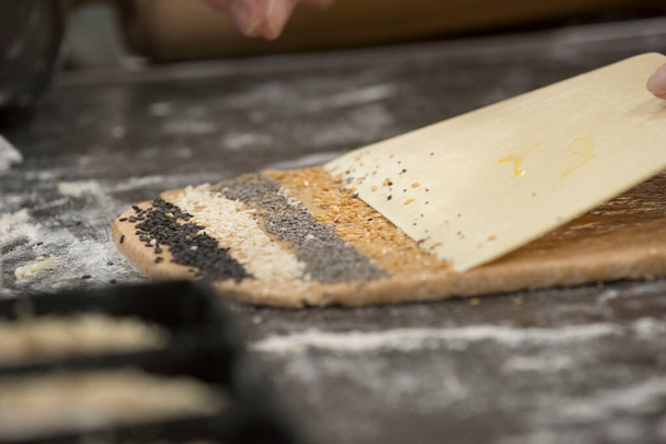 vrouw bakken brood in de keuken, met zelfgemaakt brood deeg - Foto, afbeelding
