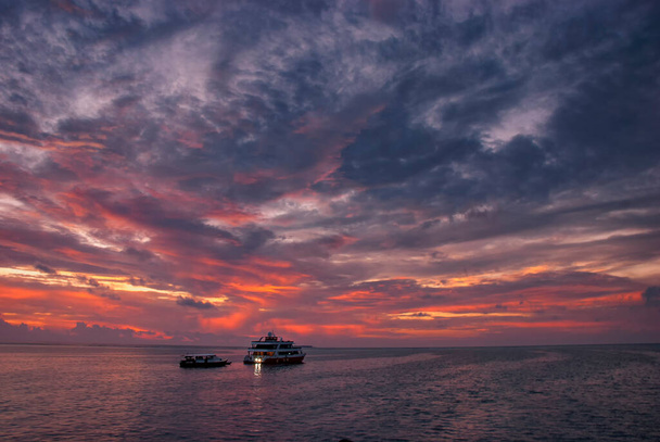 Розкішна яхта на Мальдівах при заході сонця. - Фото, зображення