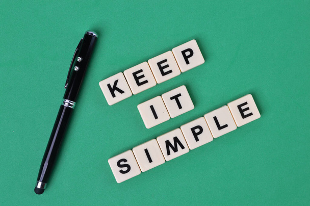 テキスト付きペンと正方形の文字のトップビュー｜KEEP IT SIMPLE - 写真・画像