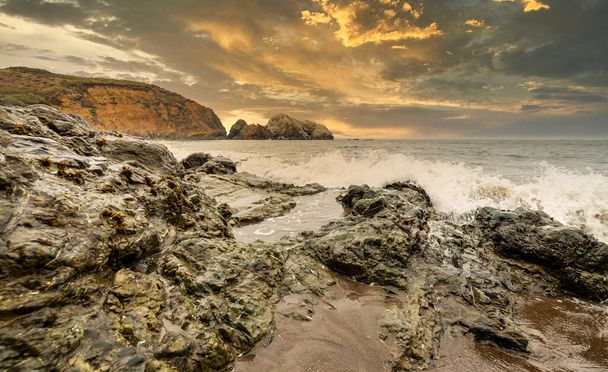 Βραχώδεις σχηματισμοί στο φόντο του ωκεανού στο San Francisco Recreation Area, Rodeo Beach, Καλιφόρνια, ΗΠΑ. Παραλιακή, όμορφο τοπίο, ακτή της Καλιφόρνια. - Φωτογραφία, εικόνα