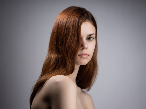 女性の赤い髪の裸体の肩の側面図 - 写真・画像