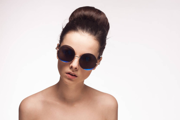 γυναίκα με γυμνούς ώμους γυαλιά ηλίου μόδας περικοπεί προβολή φως φόντο - Φωτογραφία, εικόνα