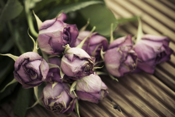 Mourir flétri roses sur fond de terrasse en bois
 - Photo, image