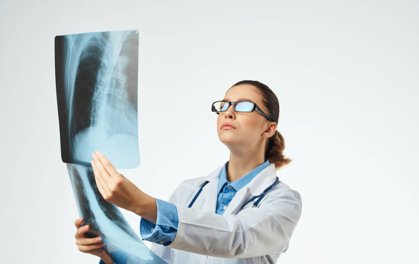 enfermeira com raio-x e estetoscópio de óculos de vestido médico - Foto, Imagem