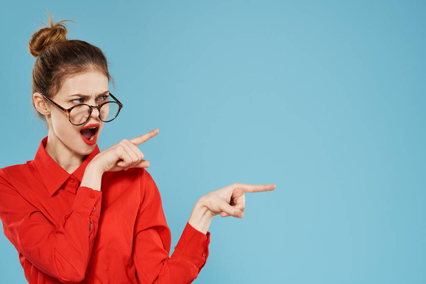Üzleti nő piros ing visel szemüveg titkár életmód érzelmek - Fotó, kép