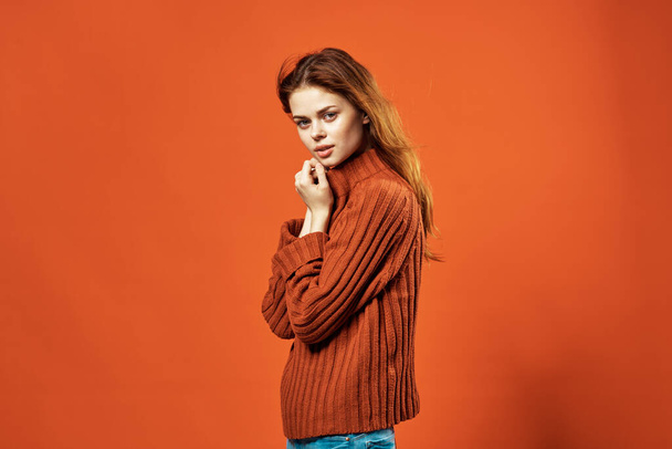 руда жінка в червоному светрі привабливо виглядає гламурна студія модного одягу
 - Фото, зображення
