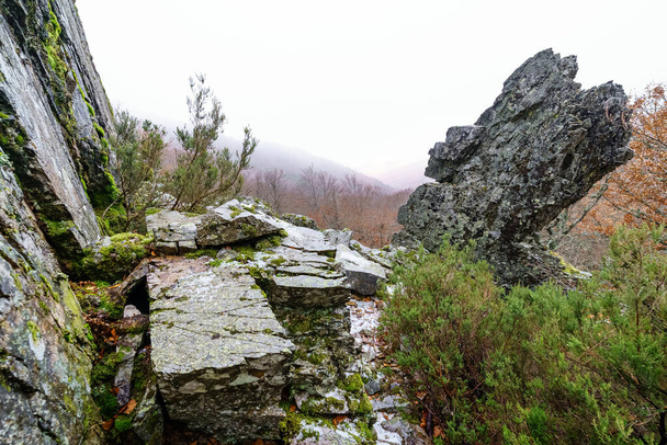 Ροκ και ομίχλη τοπίο το χειμώνα με σχηματισμούς βράχων. Ισπανία - Φωτογραφία, εικόνα