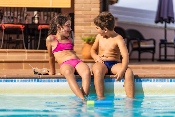 Dos niños divertidos en una piscina - Foto, Imagen