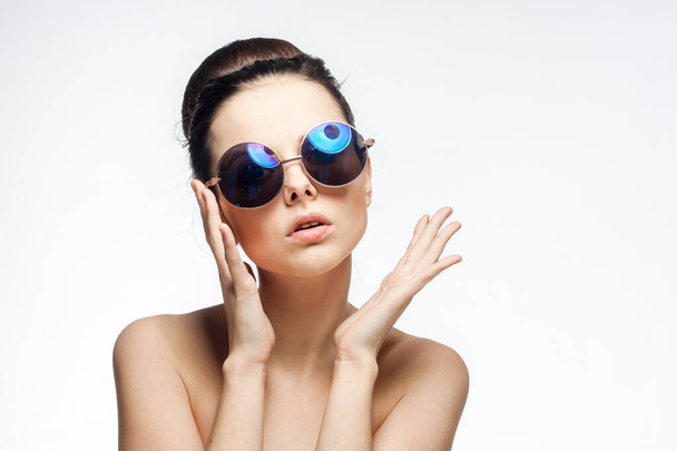 γυναίκα με γυμνούς ώμους γυαλιά ηλίου μόδας περικοπεί προβολή φως φόντο - Φωτογραφία, εικόνα
