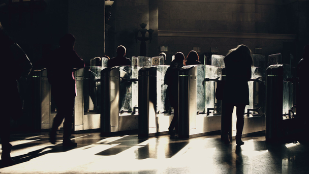 Pessoas que passam pelos portões de passagem no metrô
 - Filmagem, Vídeo