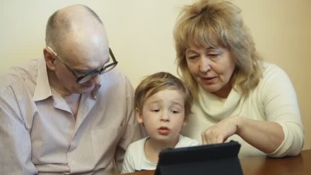 οικογενειακό χρόνο με touchpad - Πλάνα, βίντεο