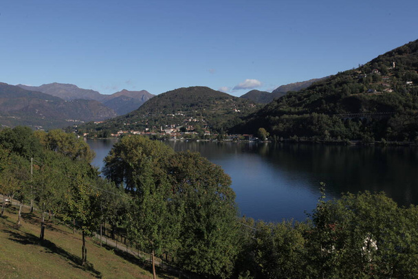 het landschap van het meer van Orta bij het vissersdorp Orta aan het meer van Orta in Piemont in Noord-Italië. Italië, Piemont, oktober 2011 - Foto, afbeelding