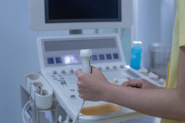 Manos del médico trabajando en el dispositivo de ultrasonido, ecocardiografía. enfoque selectivo. - Foto, imagen