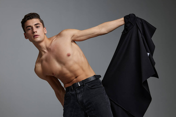 筋肉のトップレスブラックシャツの魅力的なライフスタイルを持つ男 - 写真・画像