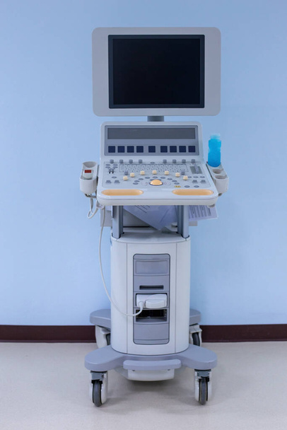 Máquina de ecocardiograma en el hospital. - Foto, imagen