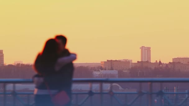 Молода пара цілується на заході сонця
 - Кадри, відео