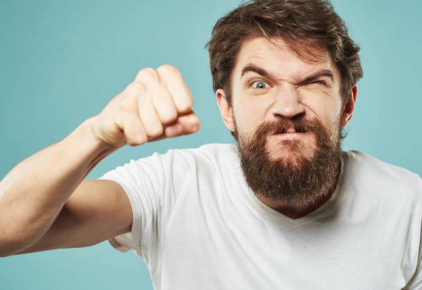agressividade estresse homem com uma barba emoções indignado olhar punho - Foto, Imagem