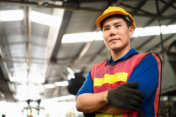 Porträt einer Industriearbeiterin, die mit einem Tablet in der Hand stolz und zuversichtlich auf der Suche nach einer neuen Chance, einer neuen Herausforderung, Konzeptfertigungsindustrie, Facharbeiterin steht. - Foto, Bild