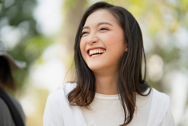 Retrato de jovem mulher asiática vestindo a camisa branca  - Foto, Imagem