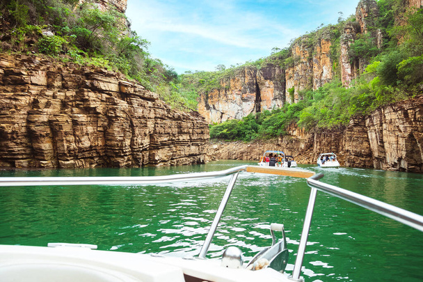 Point de vue de bateaux de tourisme naviguant entre les canyons de roches sédimentaires et les eaux vertes du lac. Canyons de Furnas à Capitolio, MG, Brésil. - Photo, image