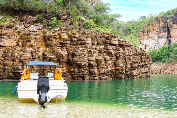 Toeristische boot aangemeerd naast canyons, prachtige groene watertinten. Eco toerisme concept. Foto bij de Canyons van Furnas, Capitolio MG, Brazilië. - Foto, afbeelding